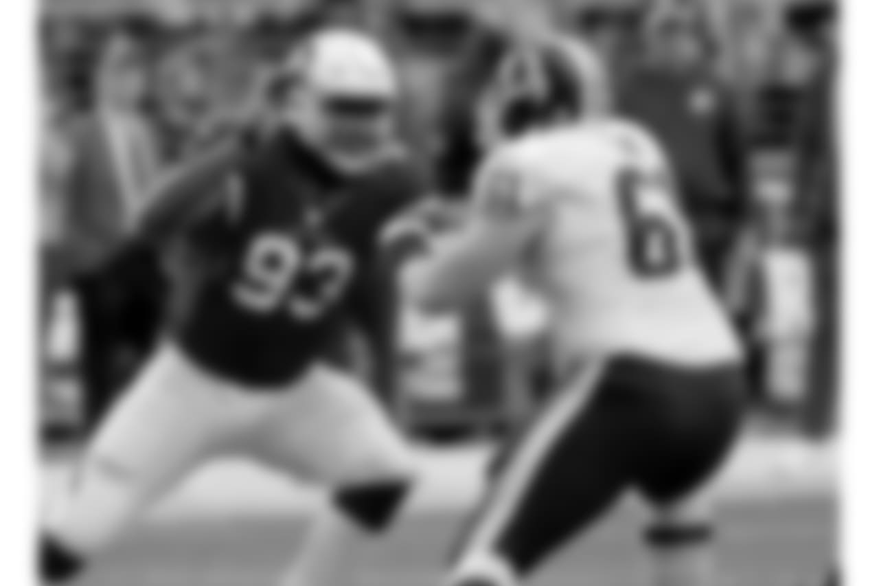 Arizona Cardinals defensive end Calais Campbell (93) lines up against Washington Redskins center Spencer Long (61) during the first half of an NFL football game, Sunday, Dec. 4, 2016, in Glendale, Ariz.