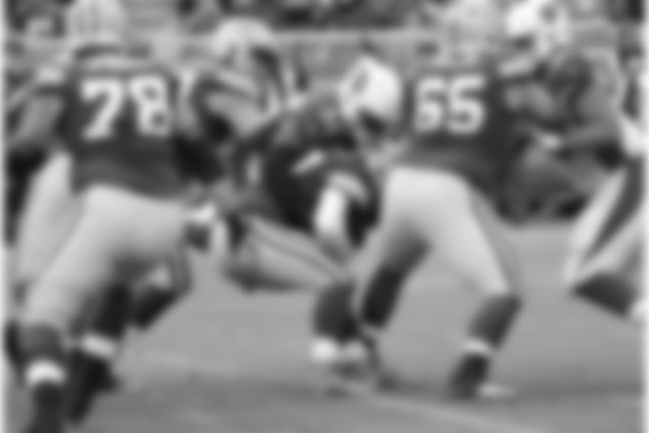 DE Chandler Jones sacks Packers QB Aaron Rodgers