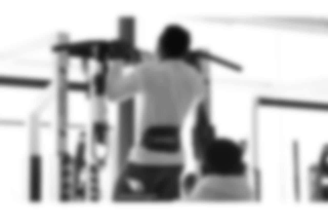 RB Chase Edmonds does pull-ups
