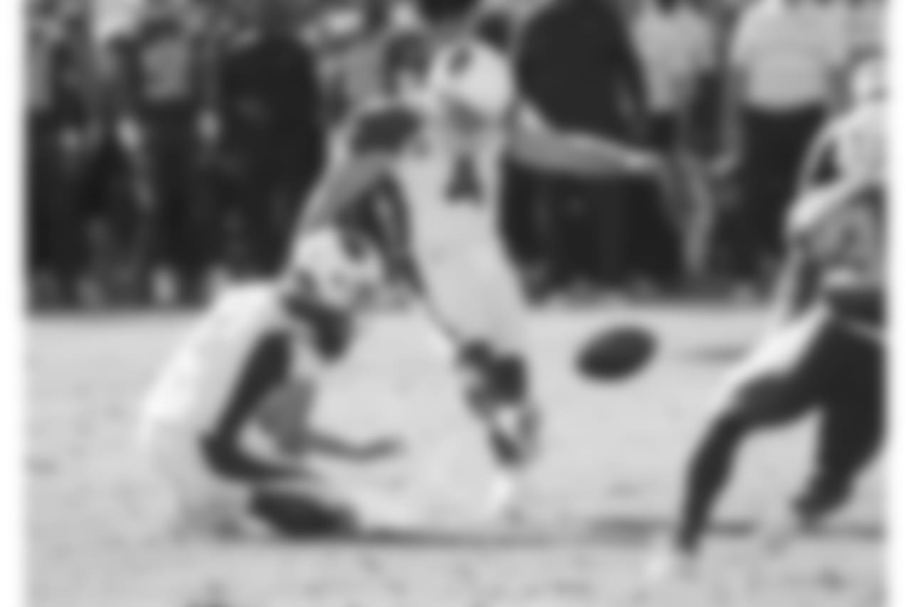 Cardinals K Phil Dawson nails a field goal attempt to put the Cardinals ahead 10-0