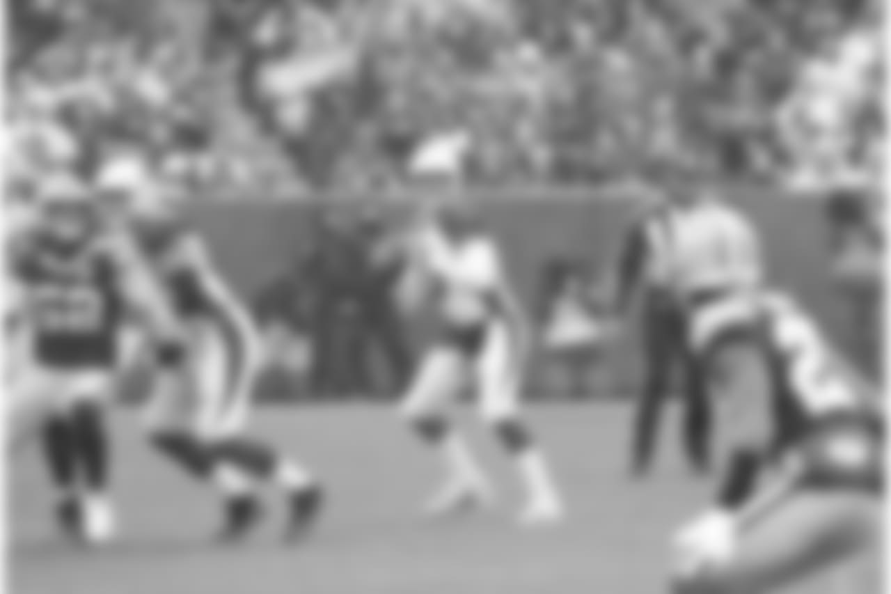 QB Josh Rosen looks for the pass