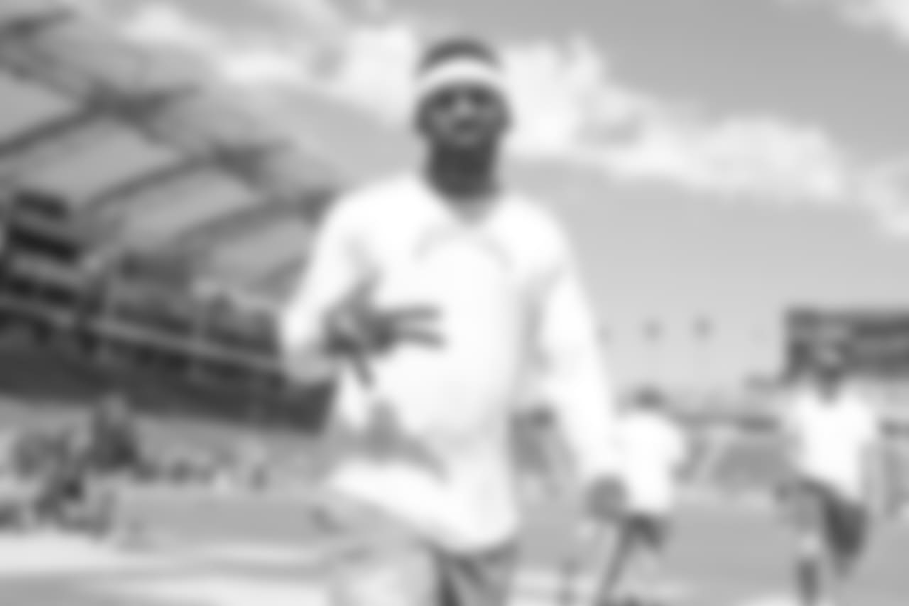 Casey Hayward warms up before the Bolts' face off against the 49ers.