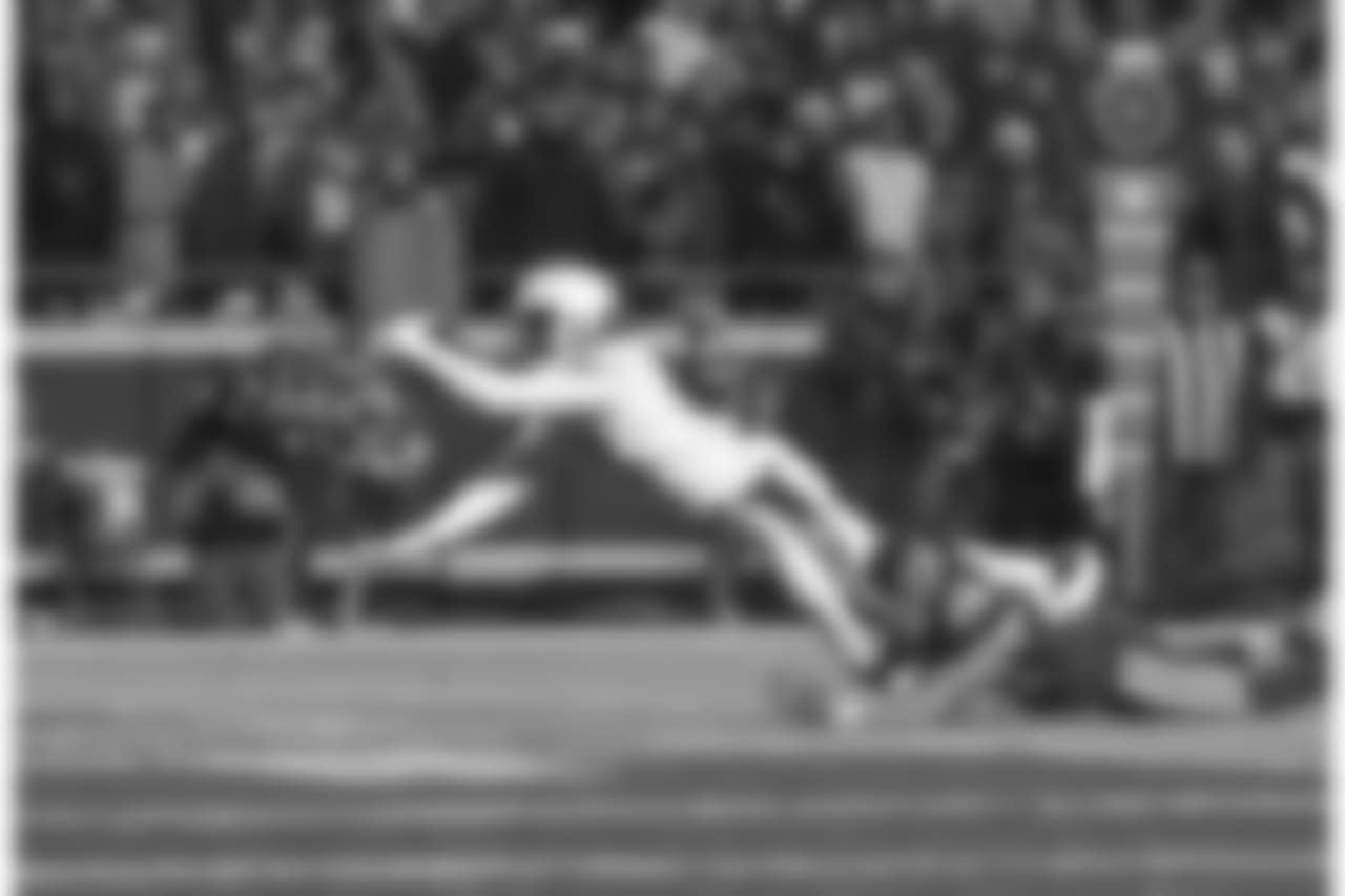 Mike Williams reaches to score his second touchdown of the night during the Thursday night matchup against the Kansas City Chiefs at Arrowhead Stadium.