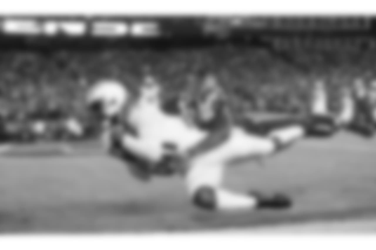 Mike Williams catches the ball for a touchdown during the Thursday night matchup against the Kansas City Chiefs at Arrowhead Stadium.