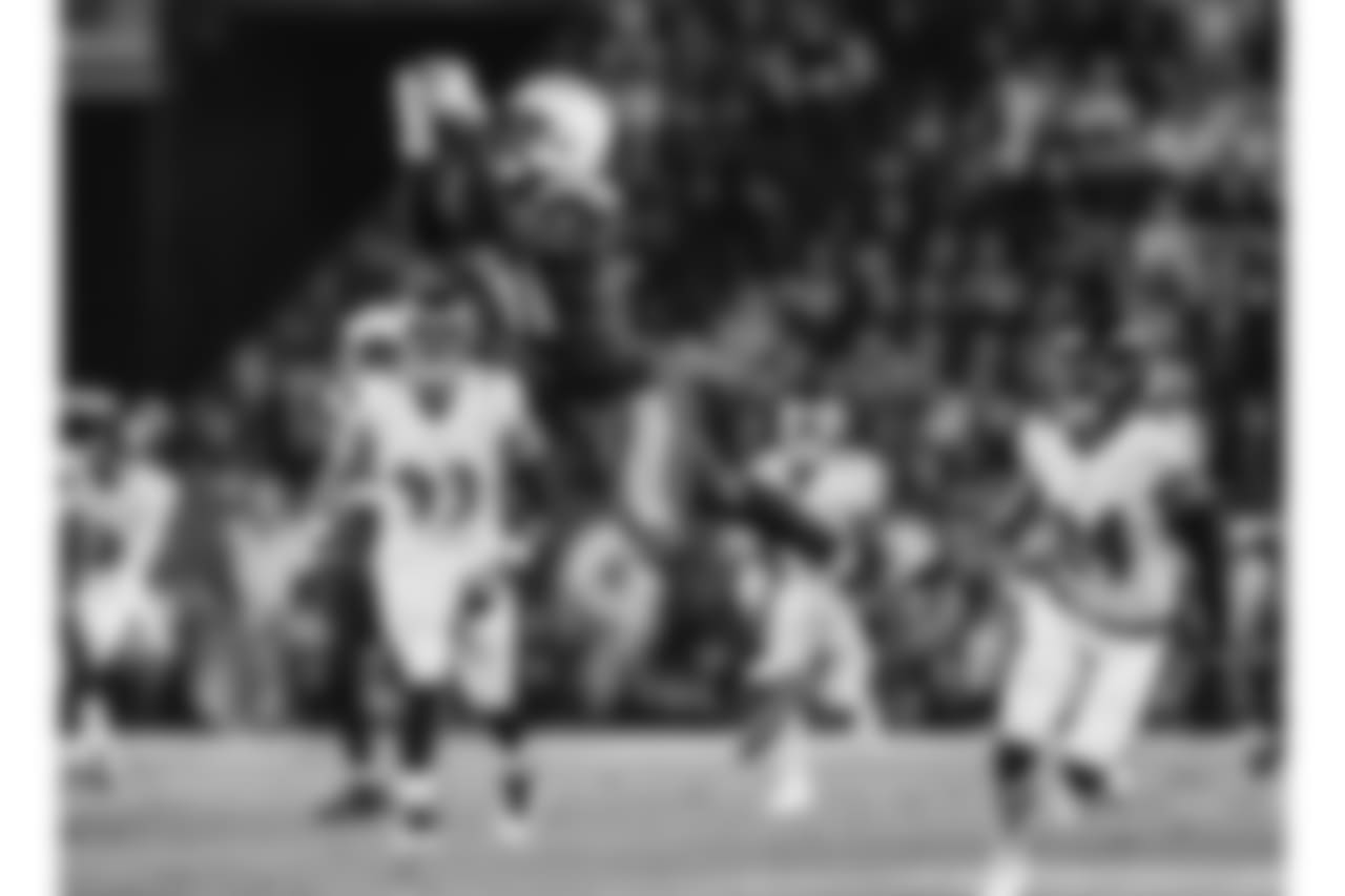 Mike Williams catches the ball during the Week 16 matchup against the Baltimore Ravens at ROKiT Field at StubHub Center.