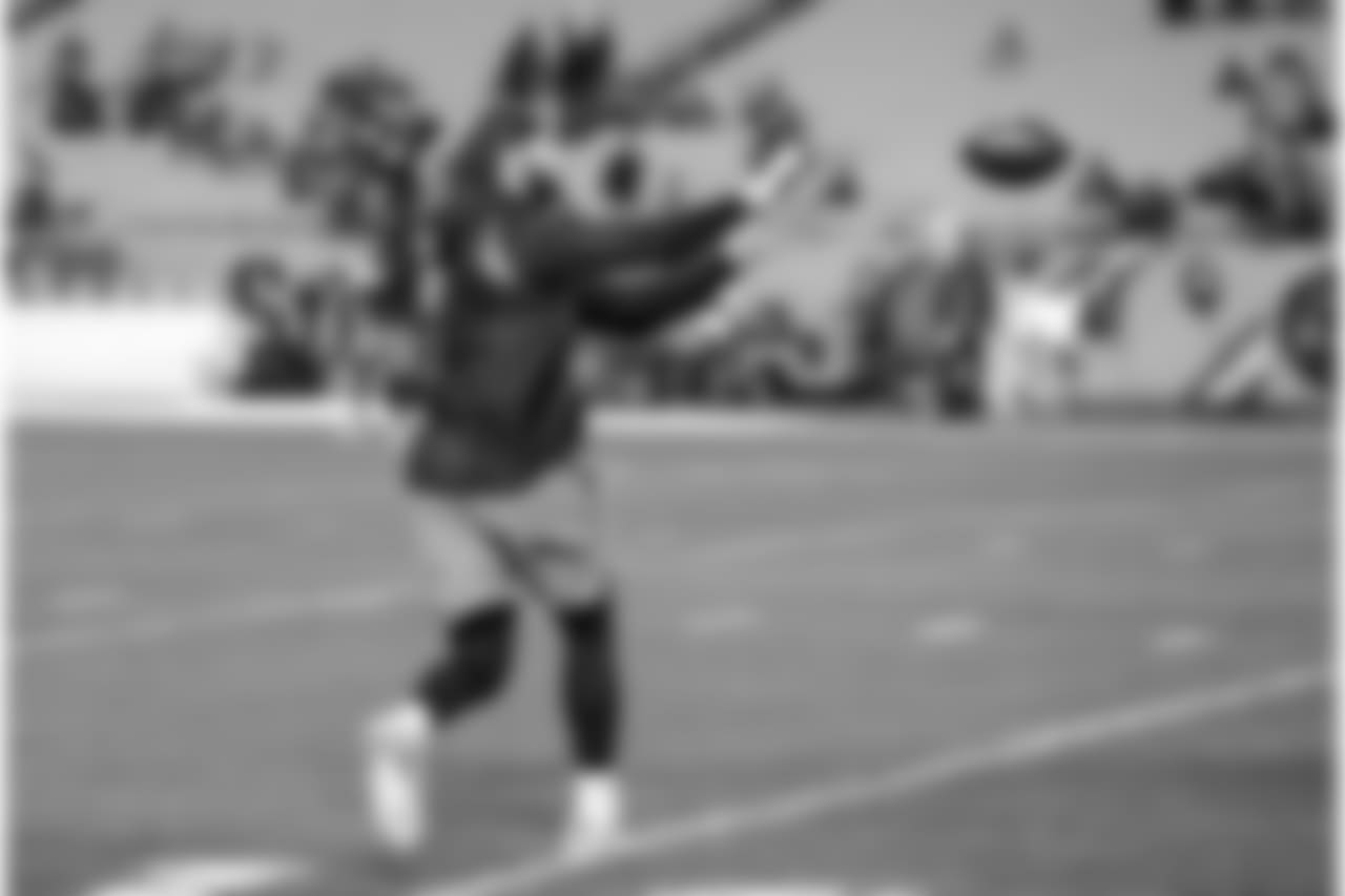 Sean Culkin warms up before the Week 13 matchup against the Pittsburgh Steelers at Heinz Field.