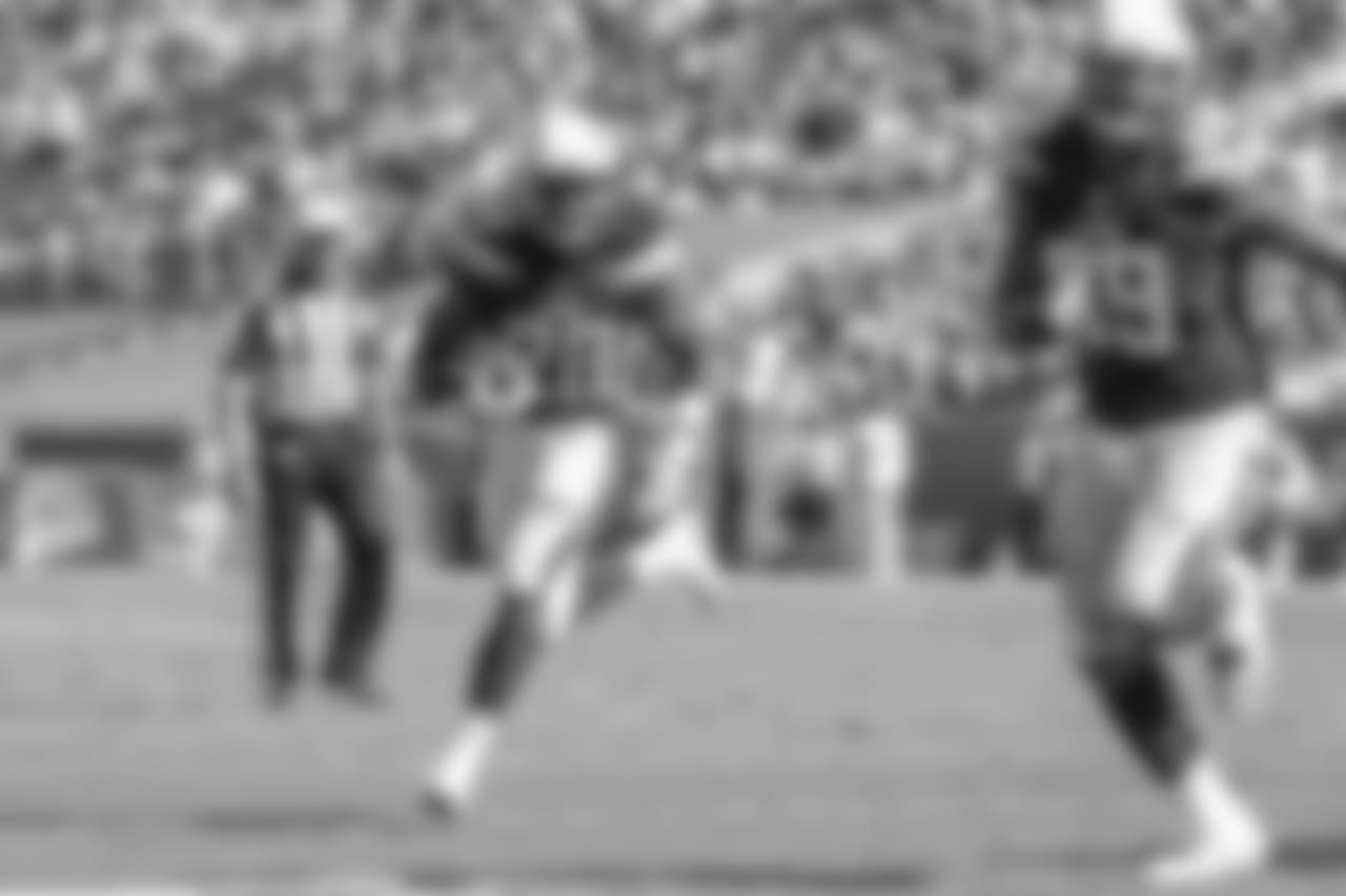 Melvin Gordon runs downfield during the Bolts' matchup against the LA Rams at the LA Memorial Coliseum.