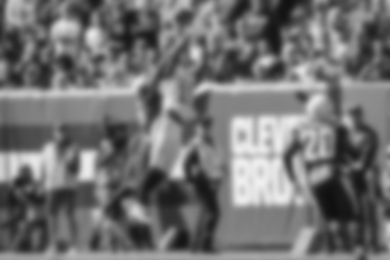 Trevor Williams leaps in an attempt to swat the ball away during the Week 6 matchup against the Browns.