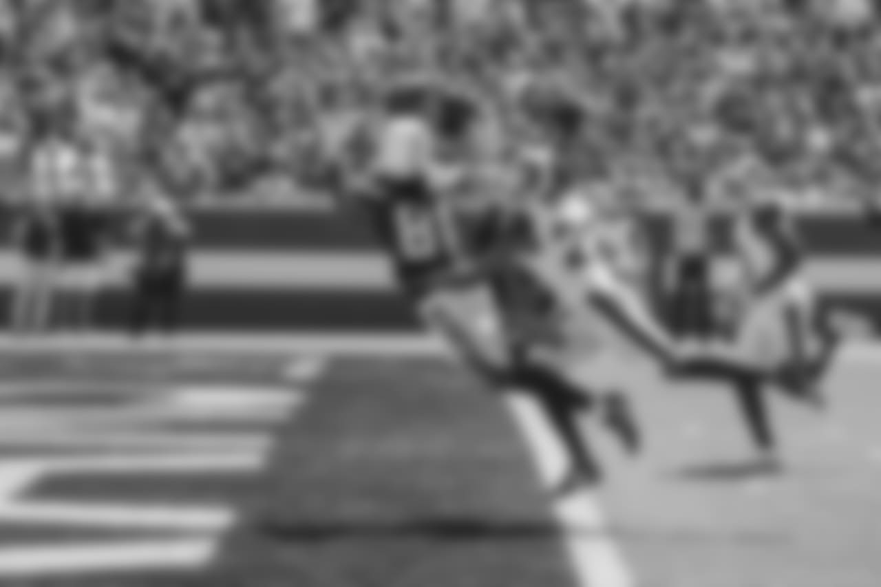 Mike Williams leaps for a touchdown during the Bolts' matchup against the LA Rams at the LA Memorial Coliseum.