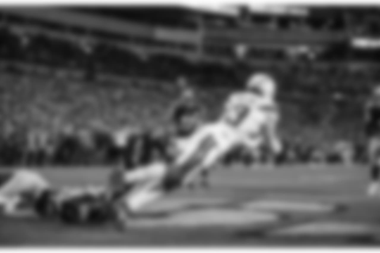 Keenan Allen scores a touchdown during the Week 13 matchup against the Pittsburgh Steelers at Heinz Field.