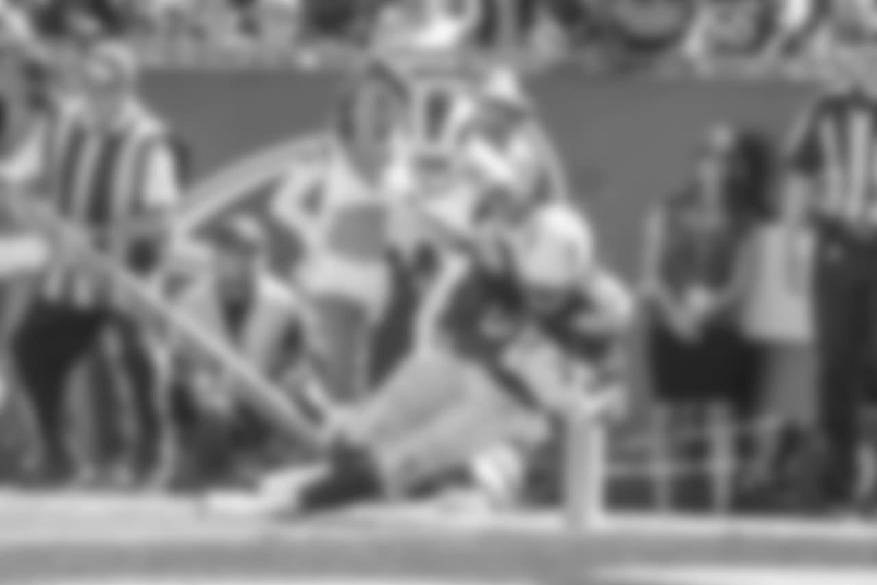 Melvin Gordon scores a touchdown during the Bolts' matchup against the LA Rams at the LA Memorial Coliseum.