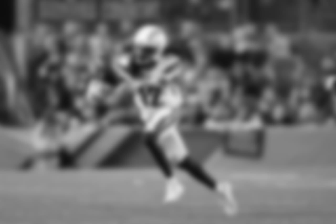 Travis Benjamin catches a pass by Philip Rivers during the Week 13 matchup against the Pittsburgh Steelers.