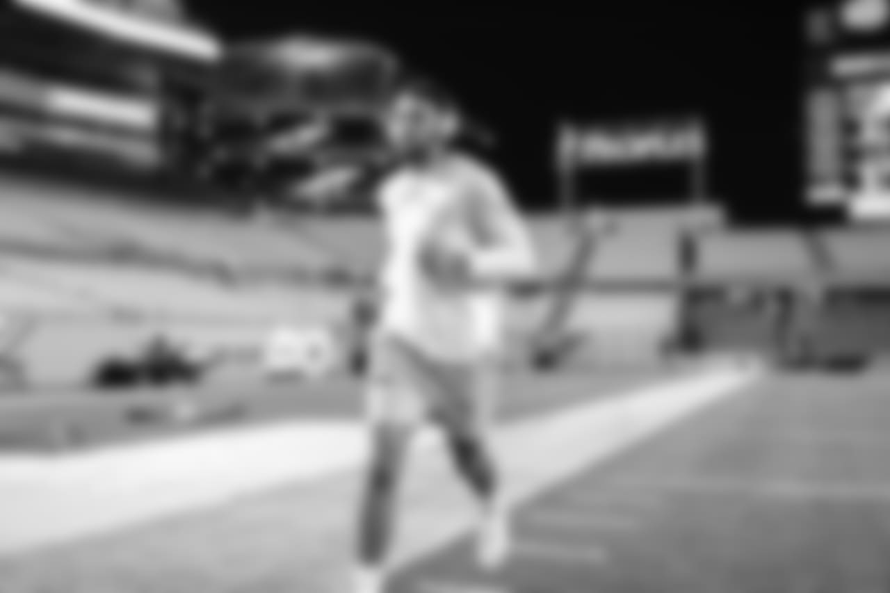 Tyrell Williams warms up before the Week 13 matchup against the Pittsburgh Steelers at Heinz Field.