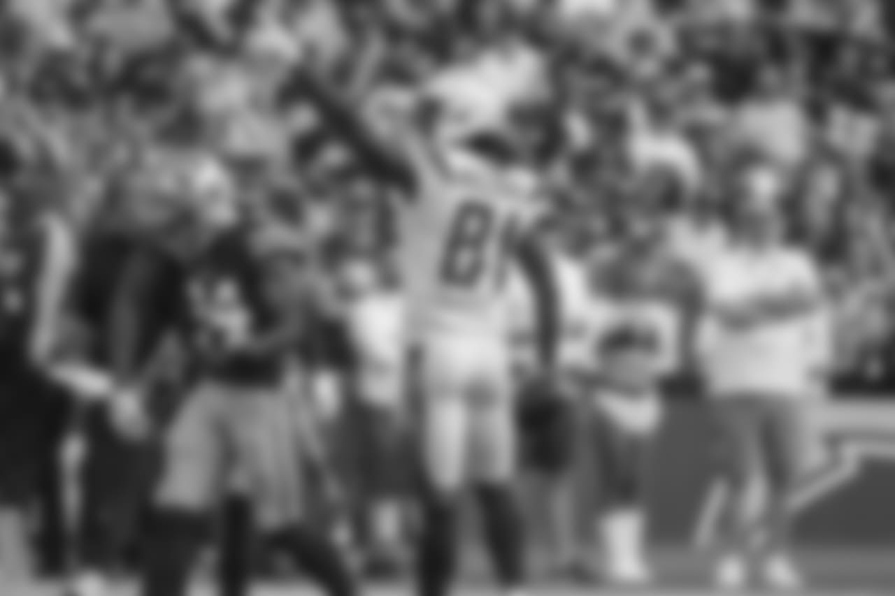 Mike Williams points to the crowd after catching the ball during the Bolts' matchup against the 49ers at ROKiT Field at StubHub Center.