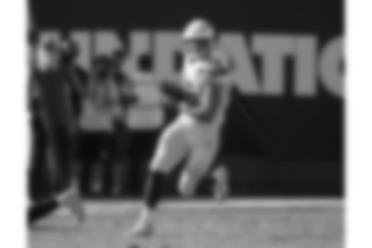 Hunter Henry runs with the ball vs. the Oakland Raiders at Oakland Alameda Coliseum on Sun. Oct. 15, 2017