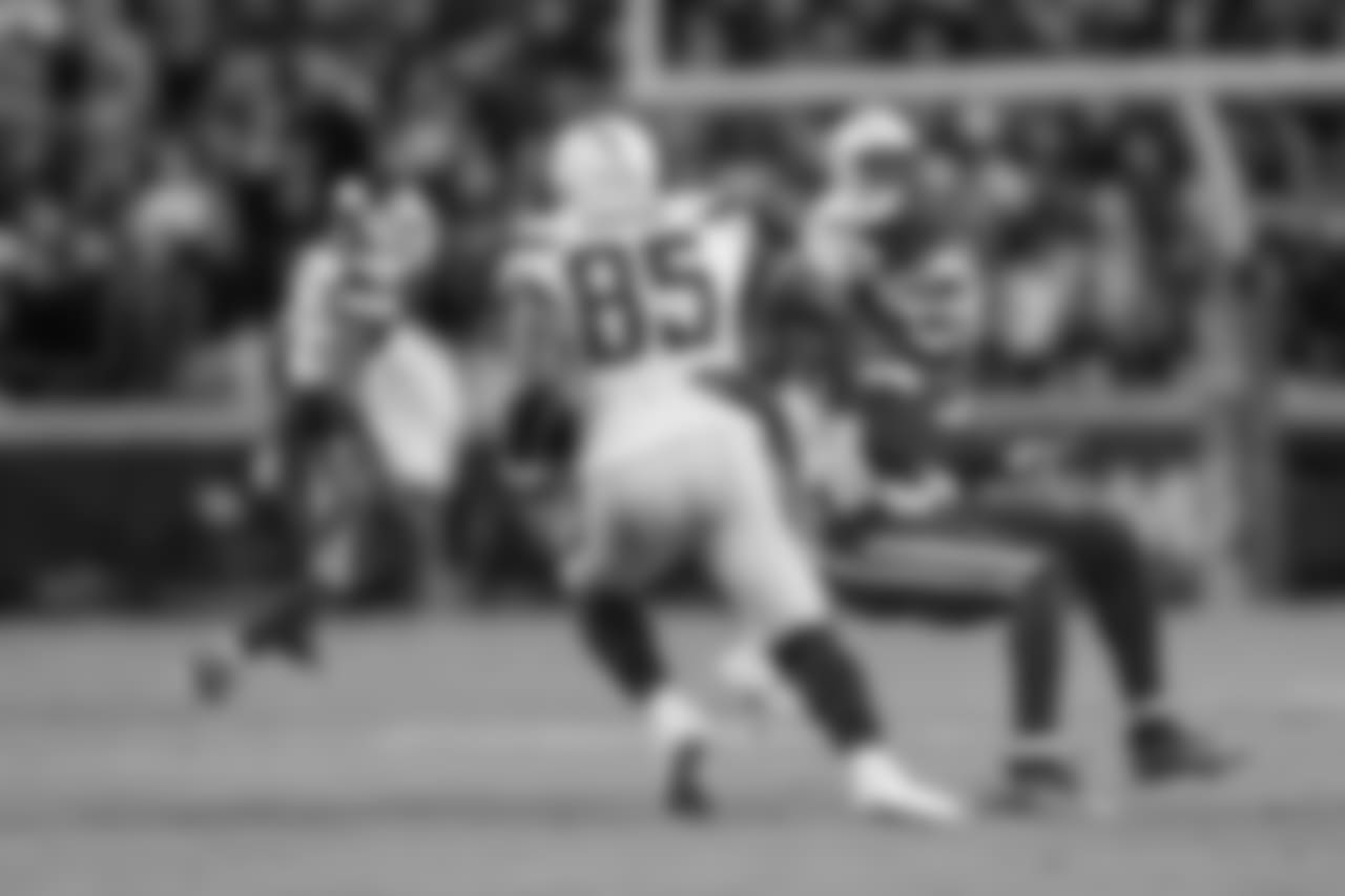 Antonio Gates turns to run after catching the ball during the Thursday night matchup against the Kansas City Chiefs at Arrowhead Stadium.