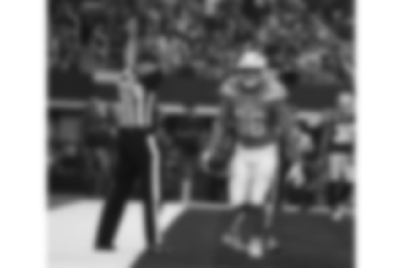 Hunter Henry scores a touchdown vs. the Dallas Cowboys at AT&T Stadium on Thanksgiving - Thu. Nov. 23, 2017.