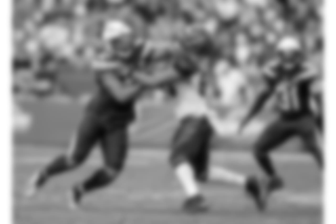 Uchenna Nwosu squares off against LB Hardy Nickerson during the Week 14 matchup against the Cincinnati Bengals at ROKiT Field at StubHub Center.