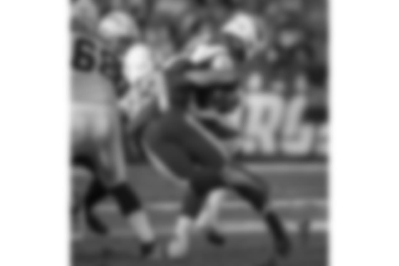 Derwin James makes a tackle vs. the Arizona Cardinals at StubHub Center on Sun. Nov. 18, 2018.