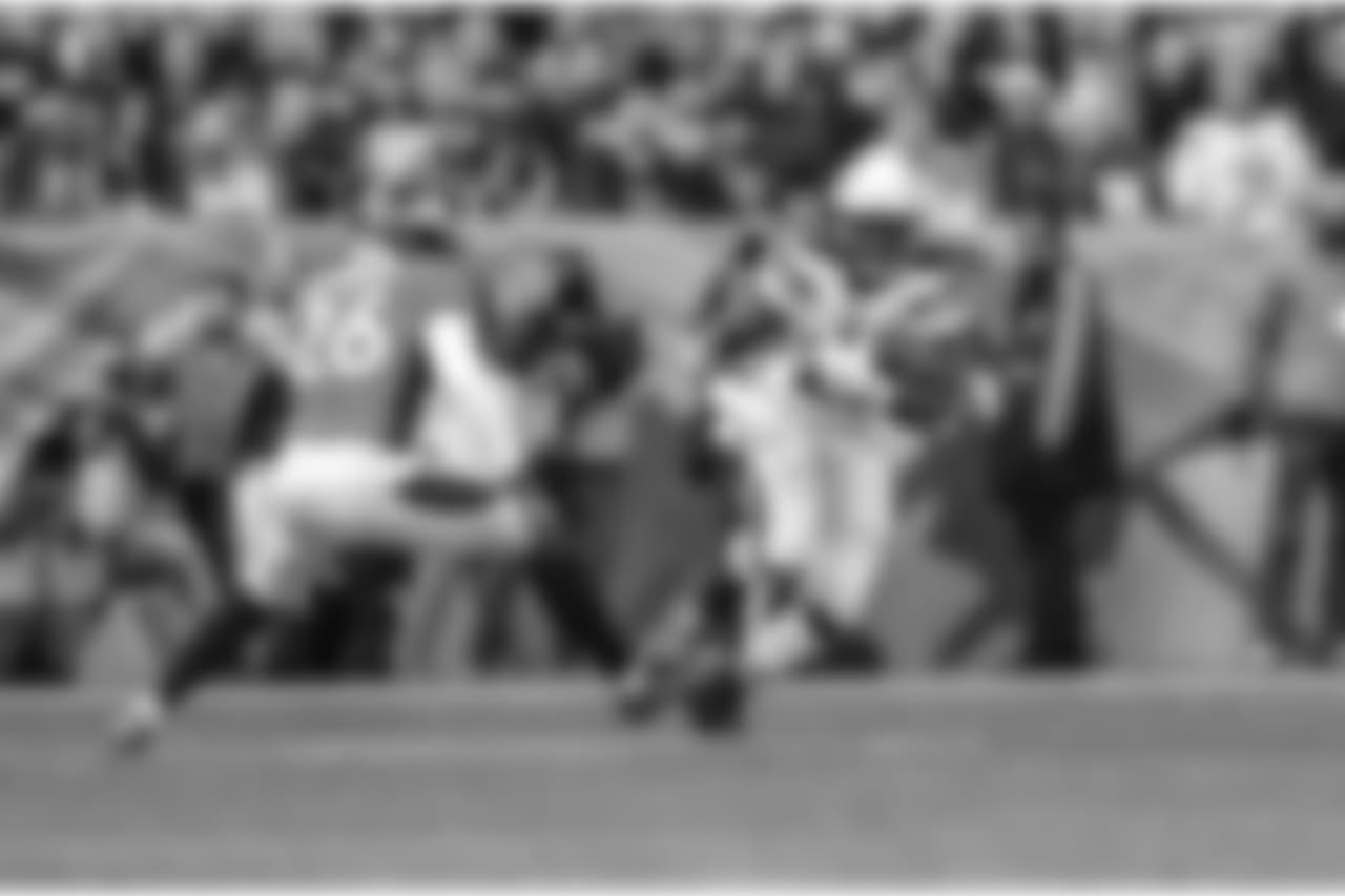 Melvin Gordon runs past defenders during the Week 17 contest against the Denver Broncos.