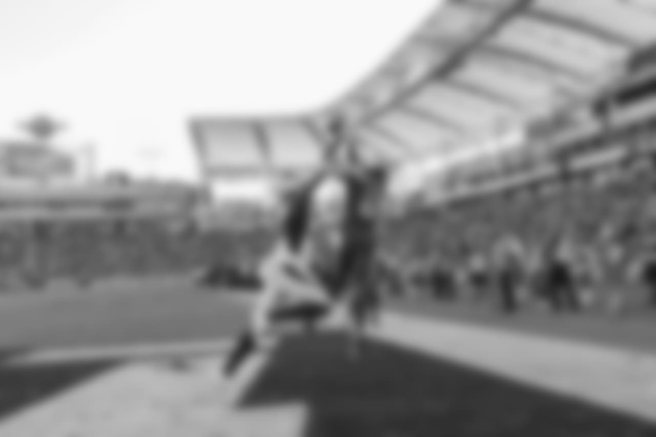 Mike Williams leaps up to grab his second touchdown of the day during the Week 12 matchup against the Arizona Cardinals at ROKiT Field at StubHub Center.