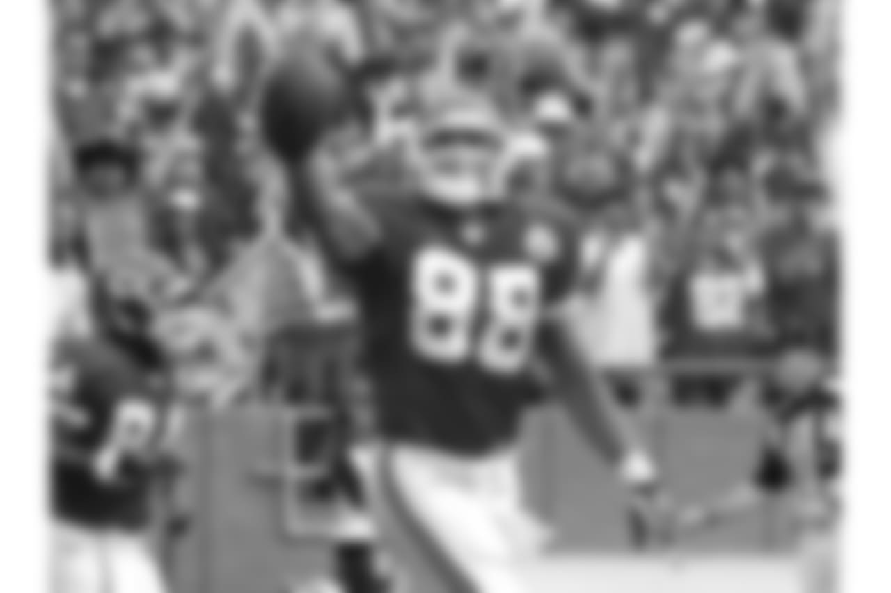 Kansas City Chiefs tight end Tony Gonzalez celebrates after scoring a touchdown during the first quarter of a football game against the Cincinnati Bengals, Sunday, Oct. 14, 2007 in Kansas City, Mo.