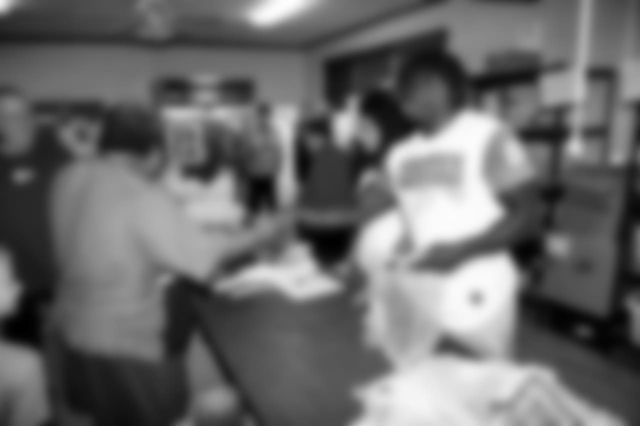 Tyreek Hill assisting at the Hope.WRX pantry