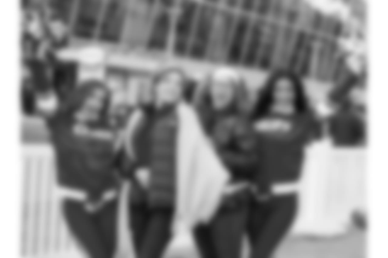 011_2018_ChiefsRaiders_Cheer