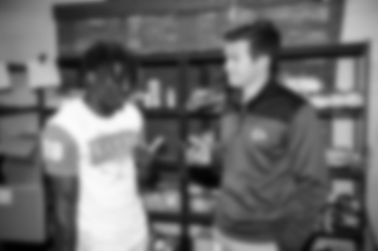 Tyreek Hill assisting at the Hope.WRX pantry