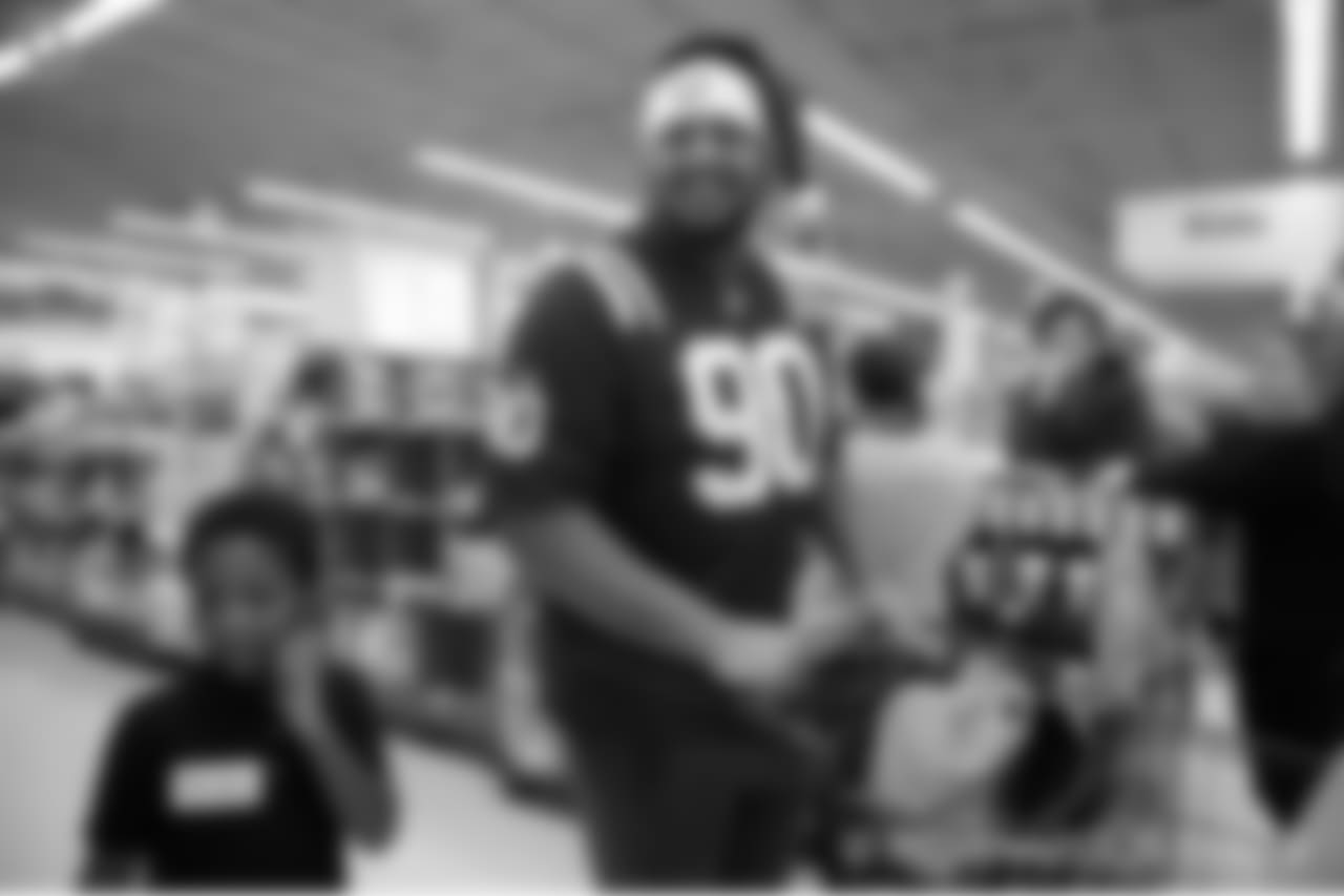 2018_1210_ShopWithAColt0392