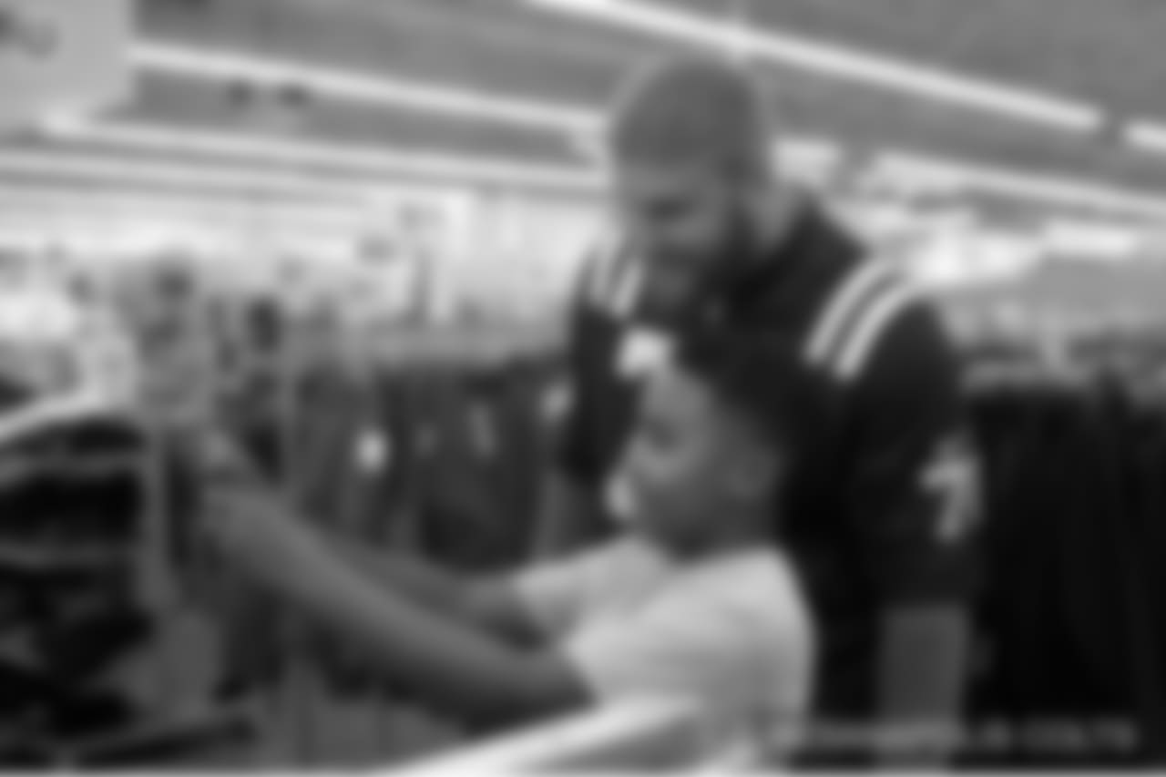 2018_1210_ShopWithAColt0372