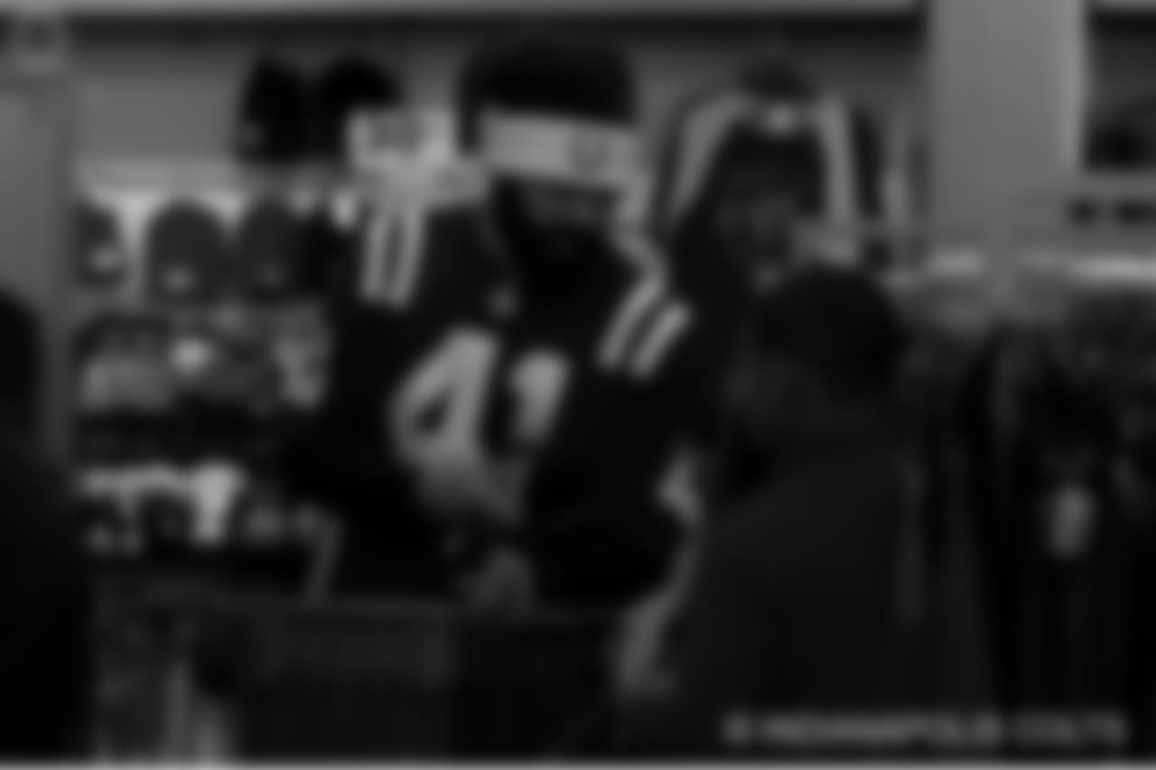 2018_1210_ShopWithAColt0057