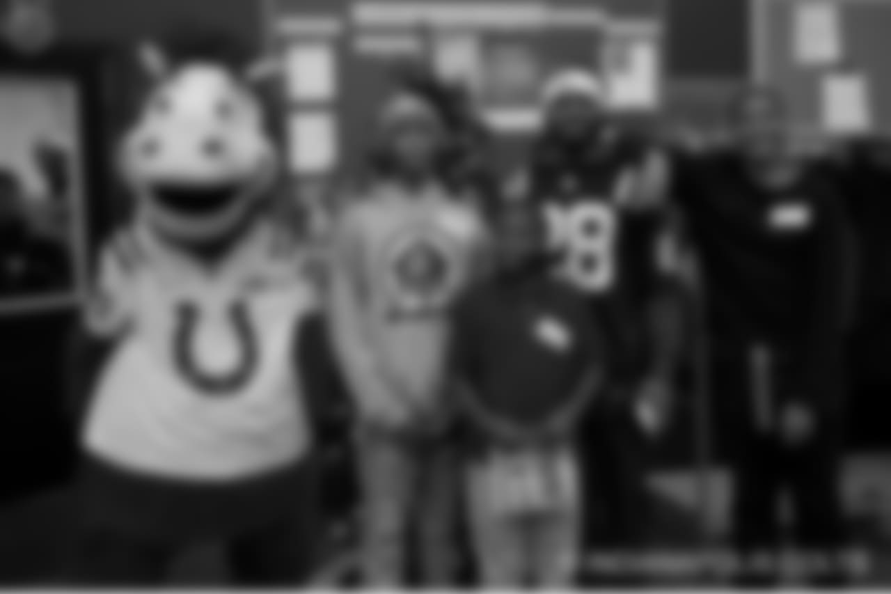 2018_1210_ShopWithAColt0152