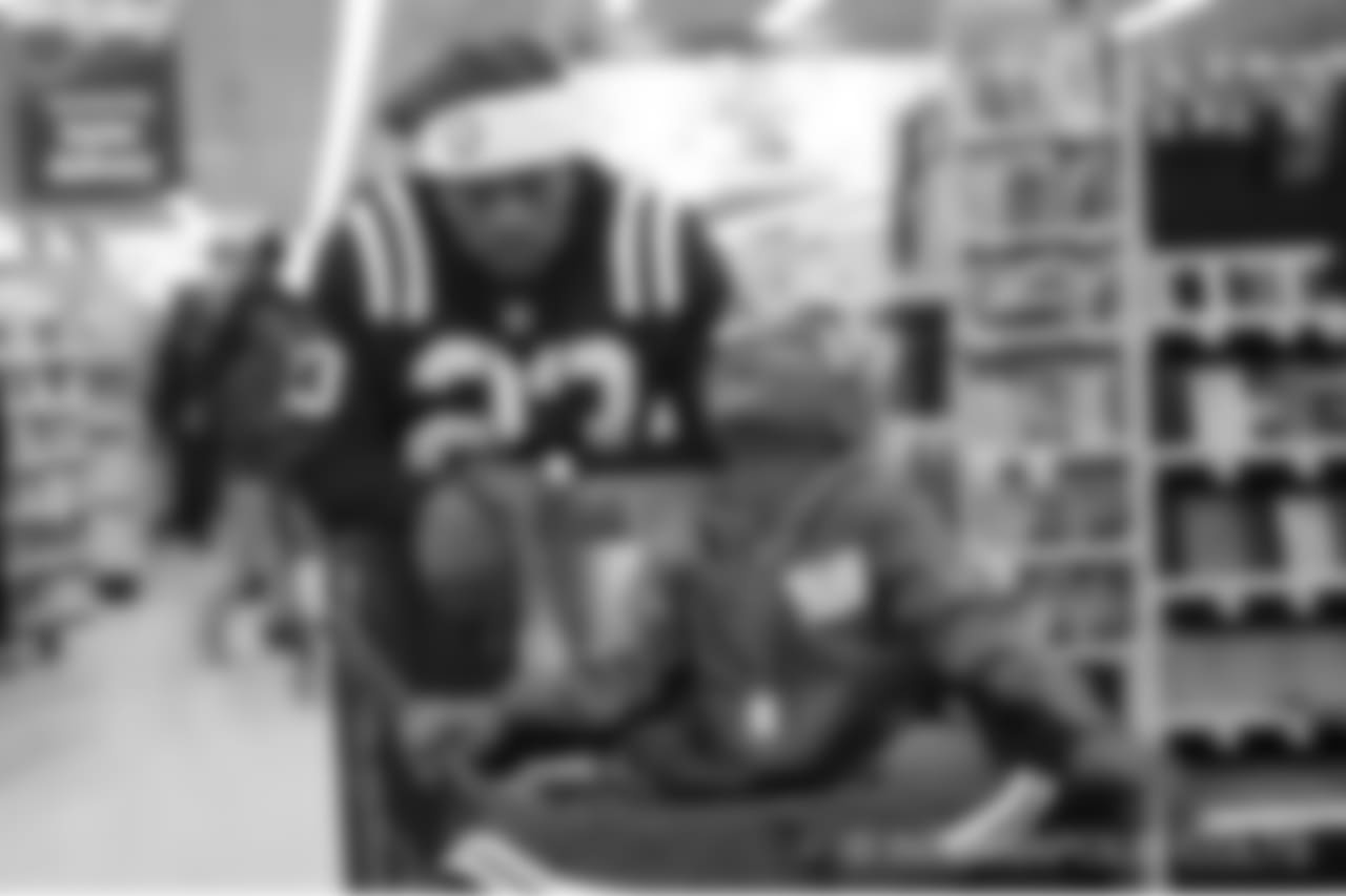 2018_1210_ShopWithAColt0326