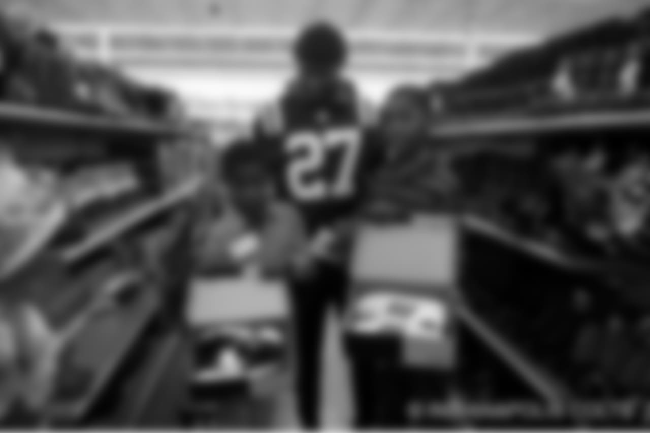 2018_1210_ShopWithAColt0407