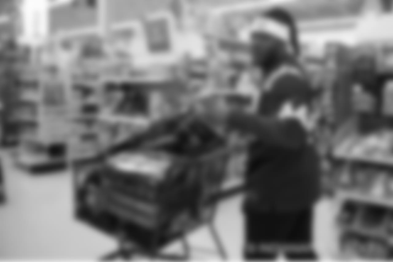 2018_1210_ShopWithAColt0523