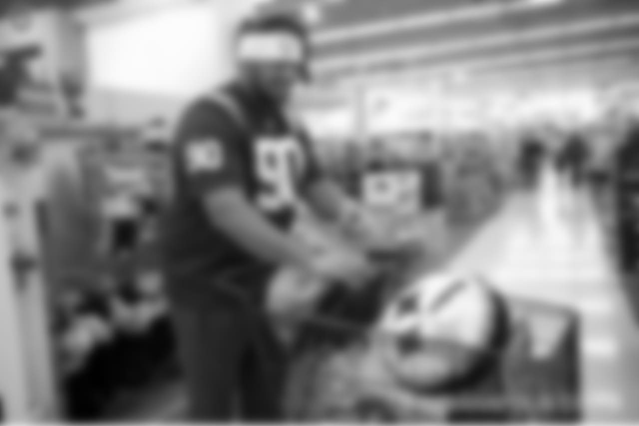 2018_1210_ShopWithAColt0470