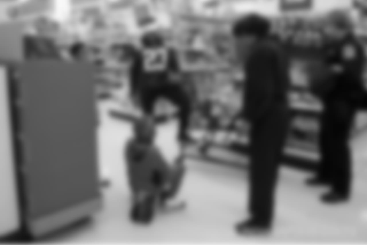 2018_1210_ShopWithAColt0551
