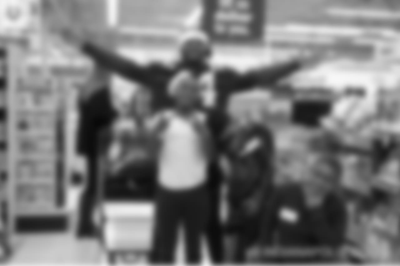 2018_1210_ShopWithAColt0412