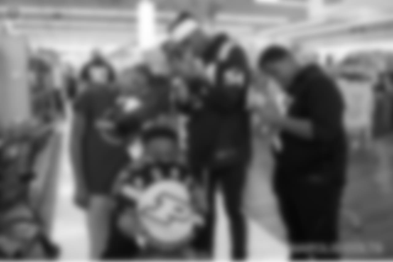 2018_1210_ShopWithAColt0502