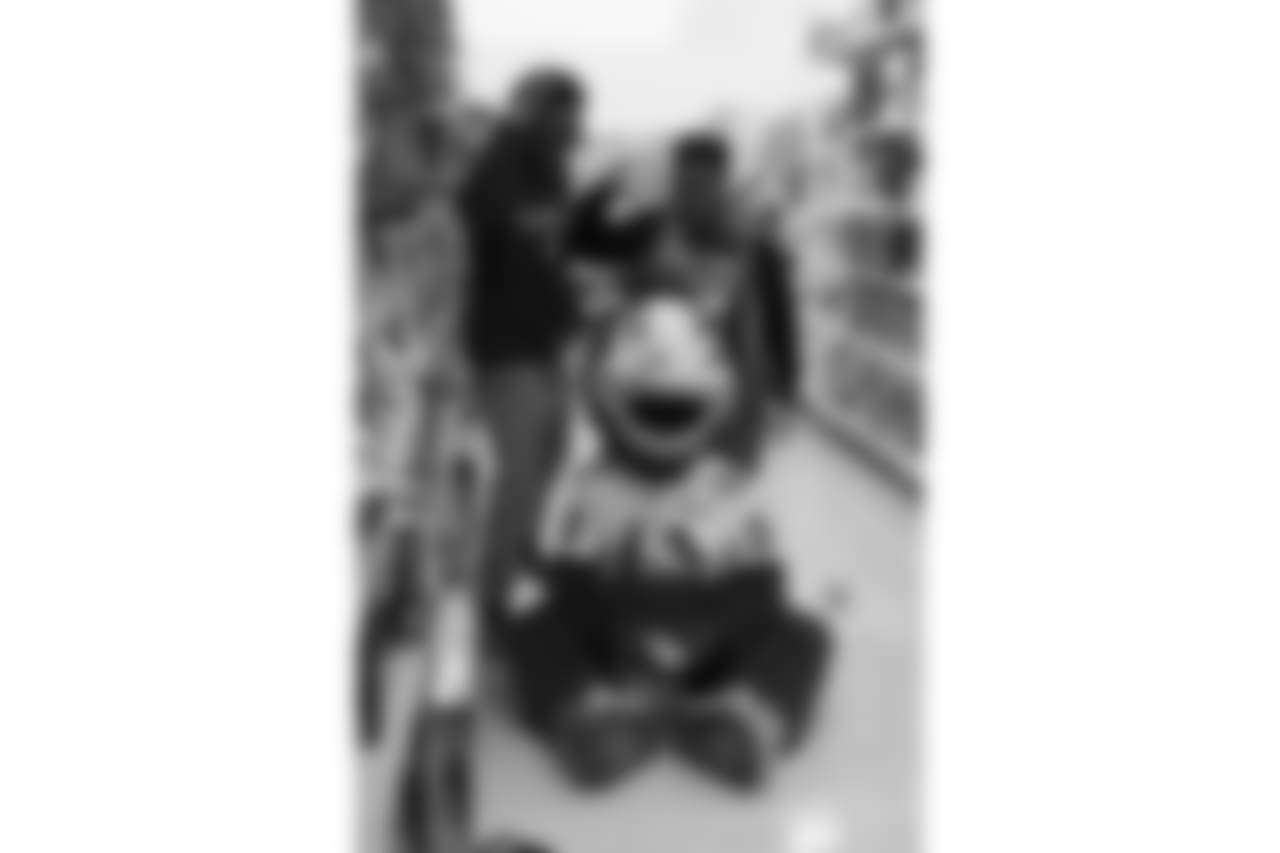 2018_1210_ShopWithAColt0212