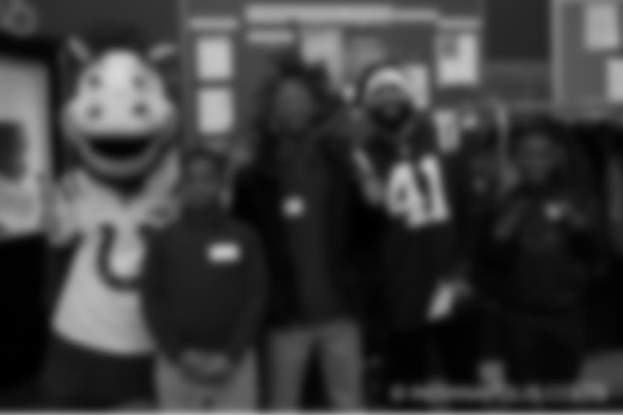 2018_1210_ShopWithAColt0170