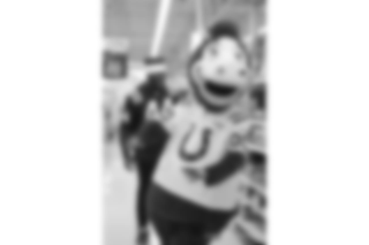 2018_1210_ShopWithAColt0446