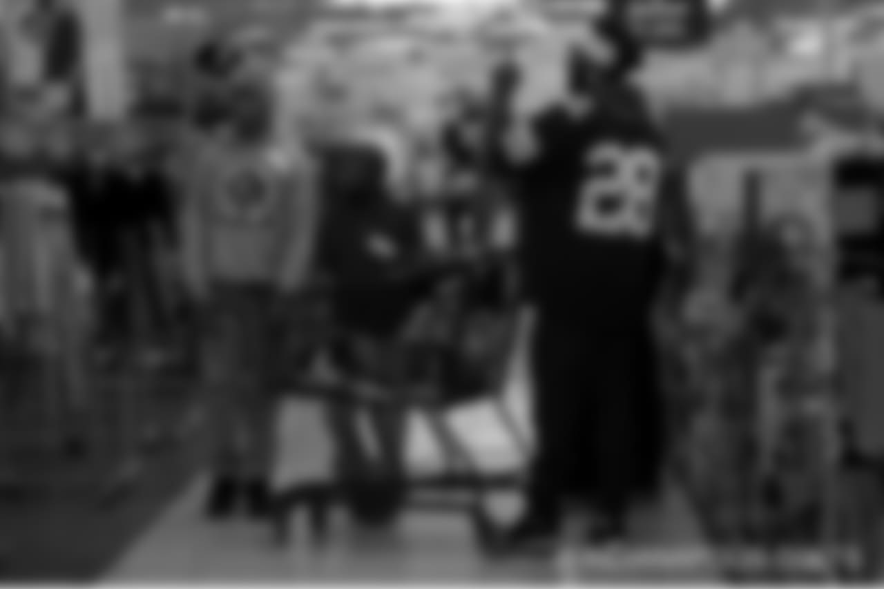 2018_1210_ShopWithAColt0045