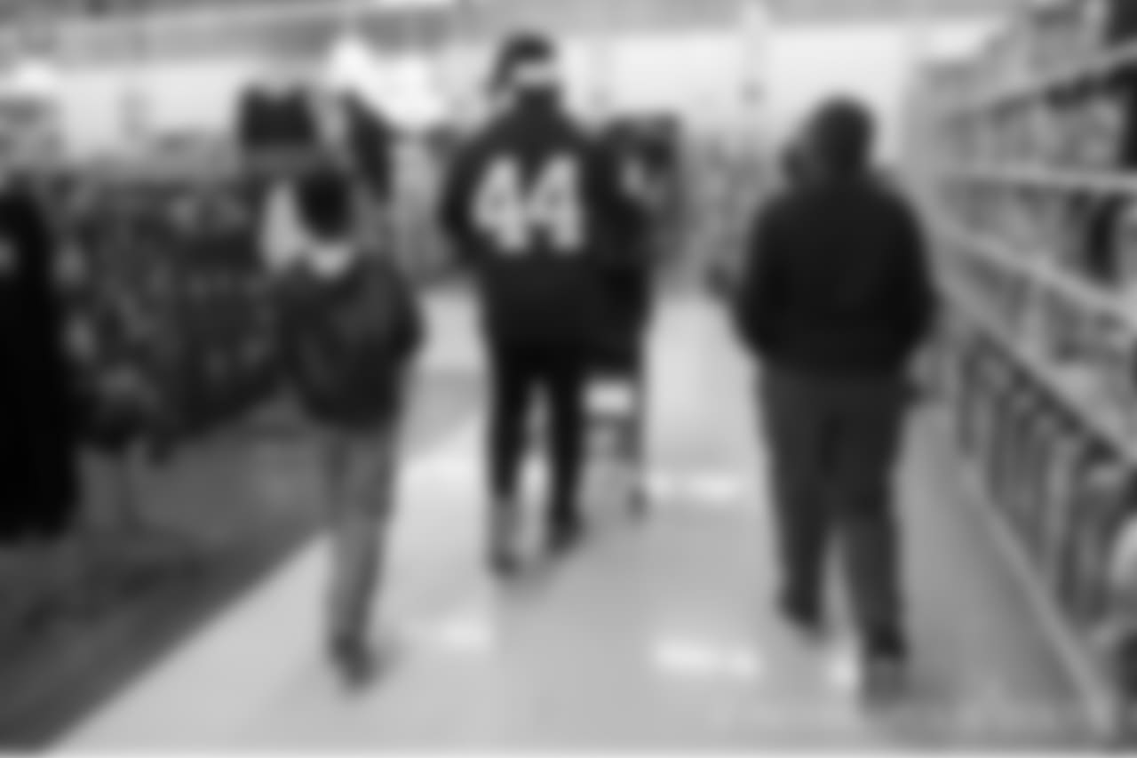 2018_1210_ShopWithAColt0562