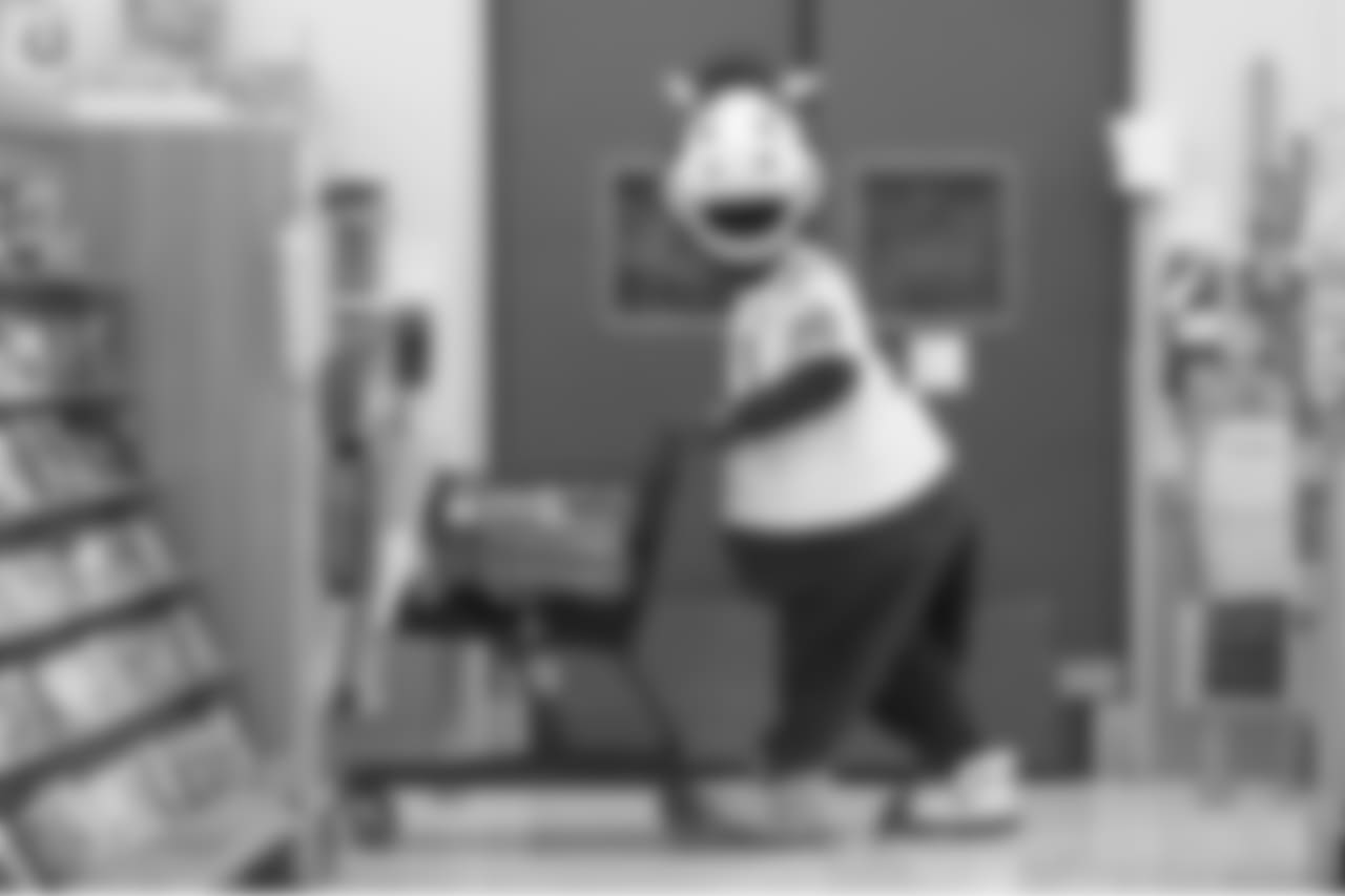2018_1210_ShopWithAColt0438