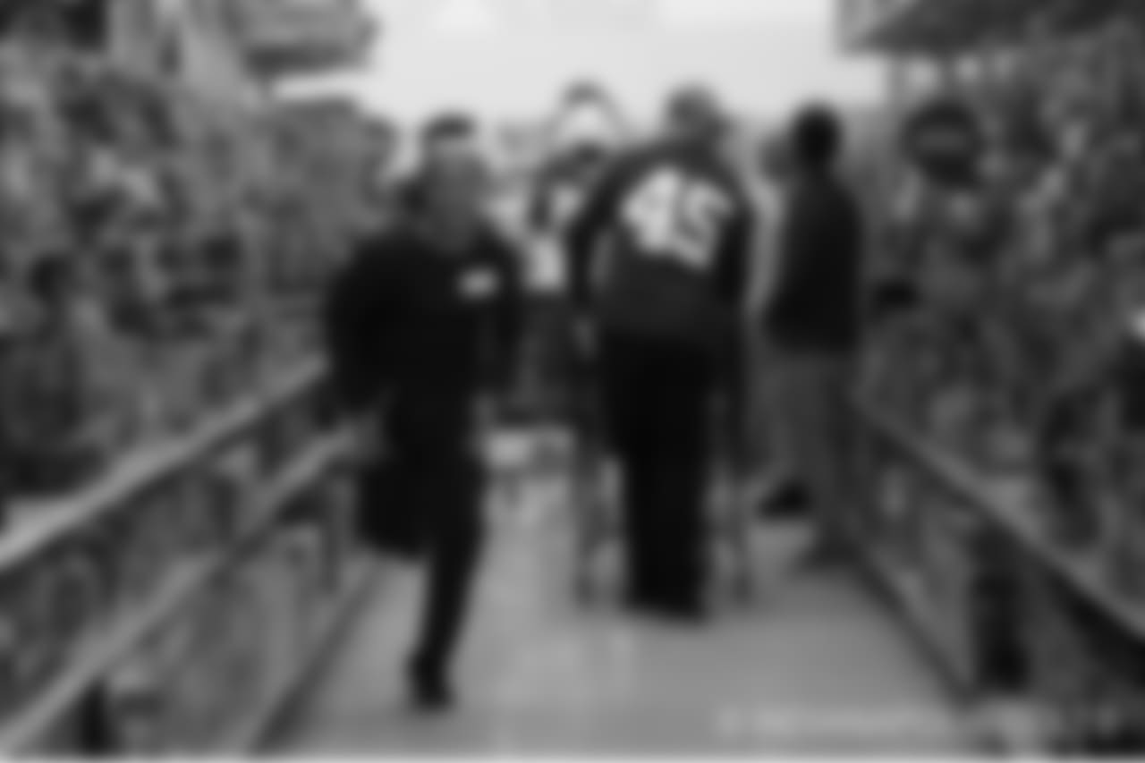 2018_1210_ShopWithAColt0239