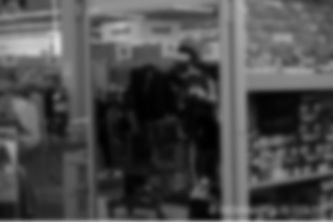 2018_1210_ShopWithAColt0042