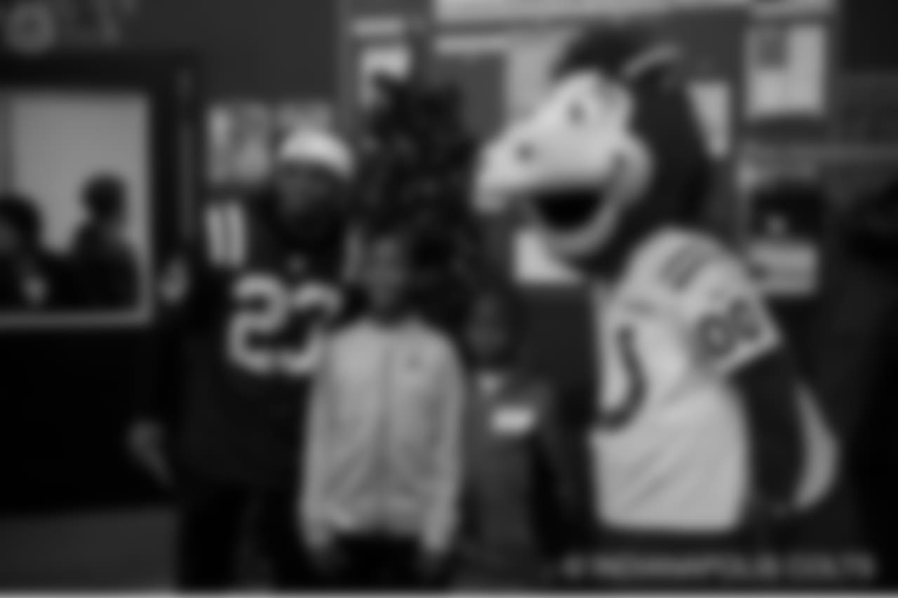 2018_1210_ShopWithAColt0133