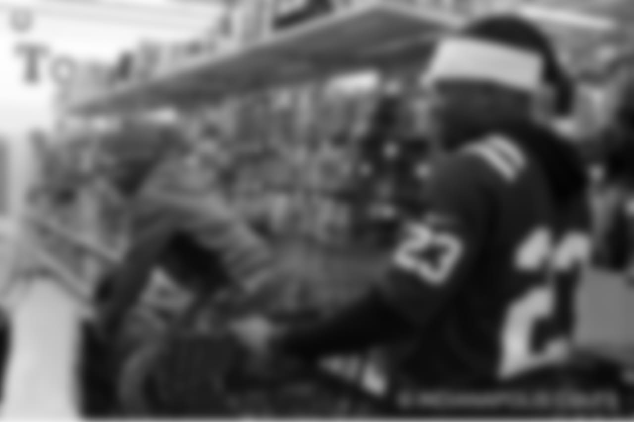 2018_1210_ShopWithAColt0257